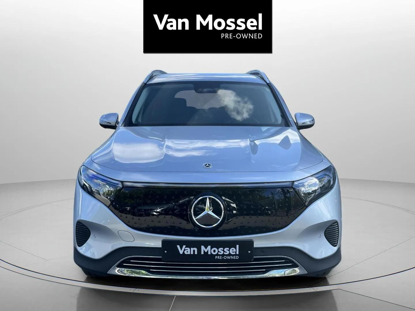 Sølv Mercedes EQB 300 fra 2025