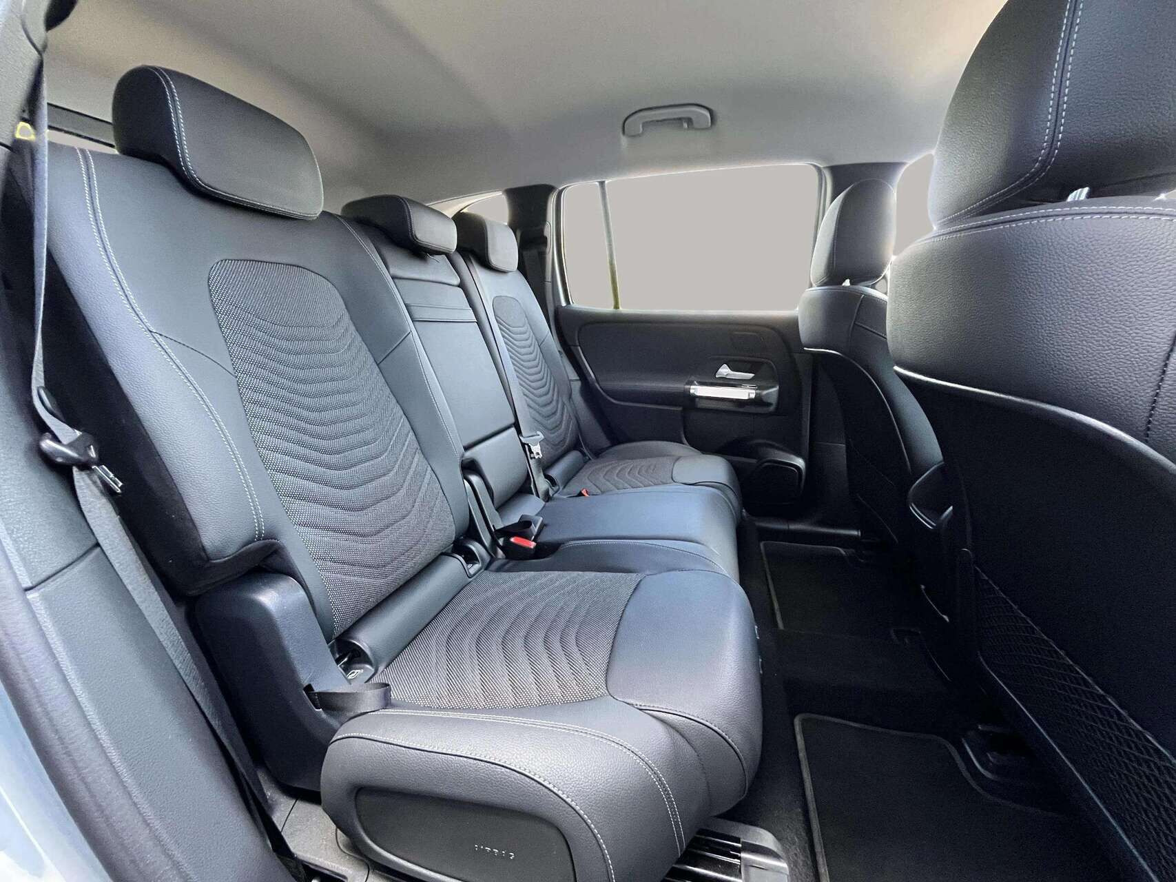 Sølv Mercedes EQB 300 fra 2025