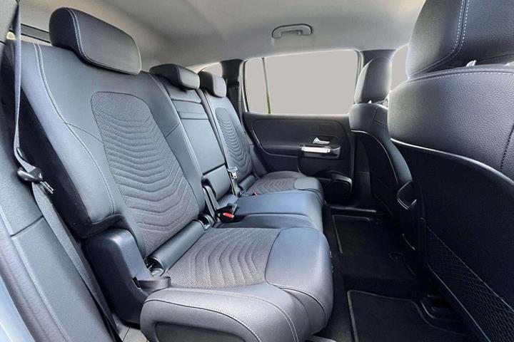 Sølv Mercedes EQB 300 fra 2025