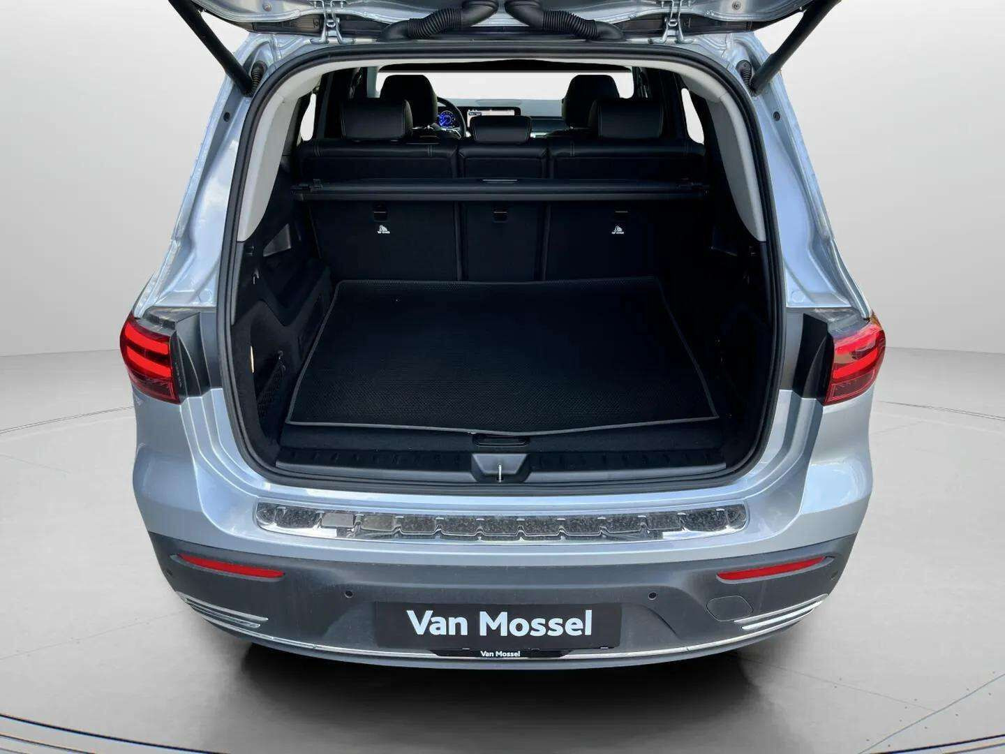 Sølv Mercedes EQB 300 fra 2025