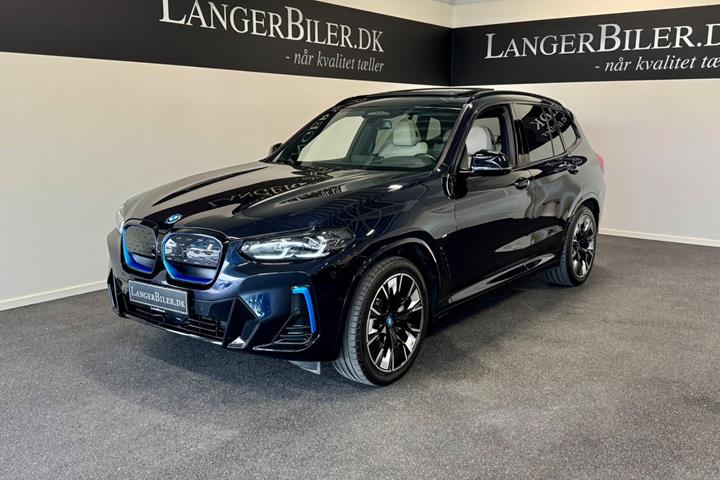 Blå BMW iX3 fra 2023 set udefra