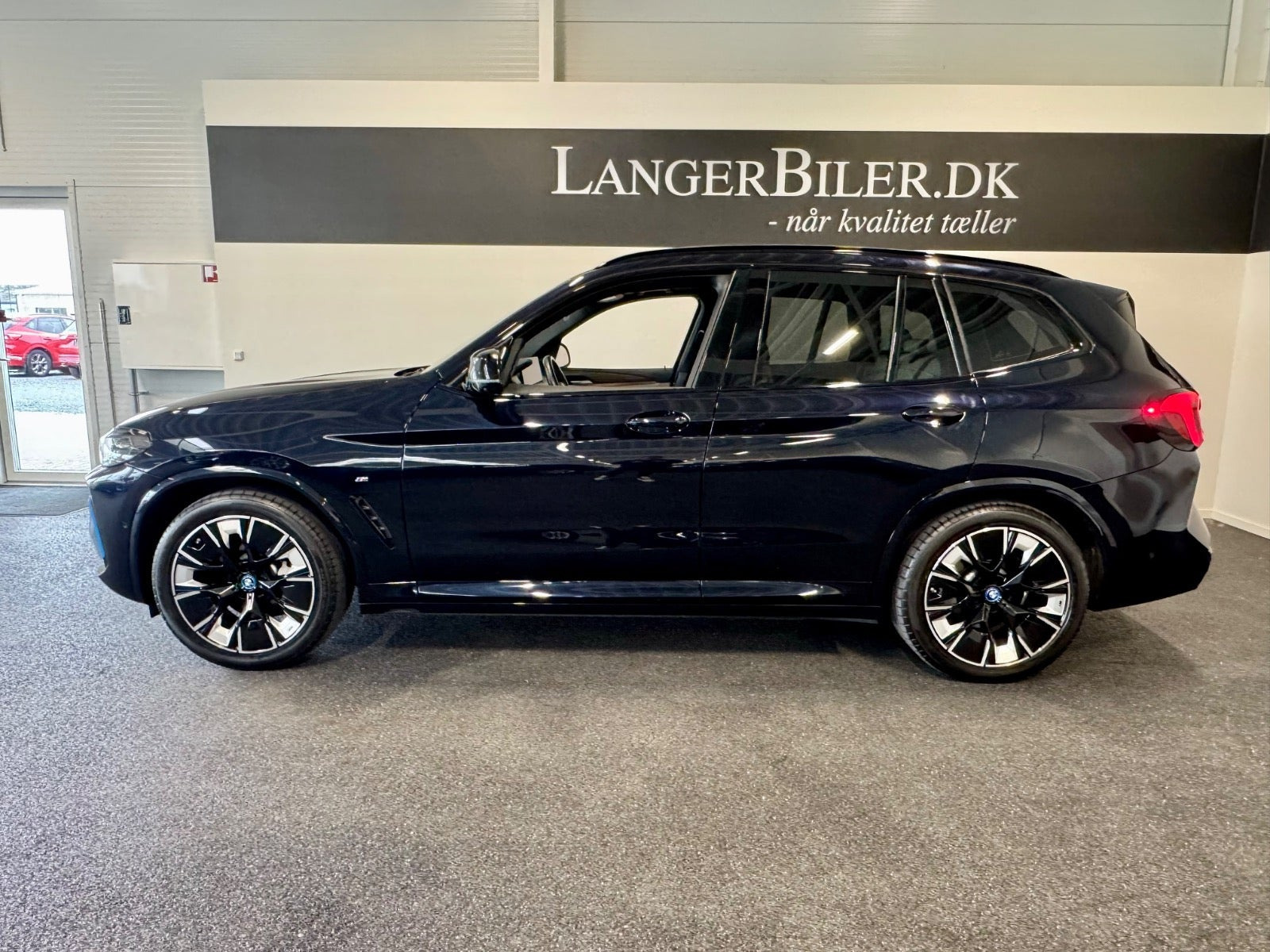Blå BMW iX3 fra 2023