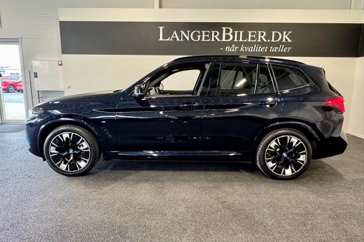 Blå BMW iX3 fra 2023
