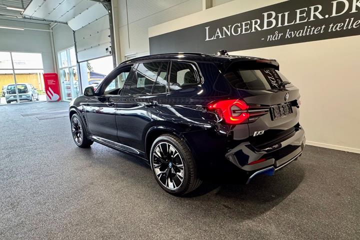 Blå BMW iX3 fra 2023