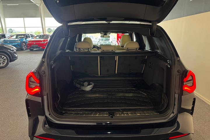 Blå BMW iX3 fra 2023