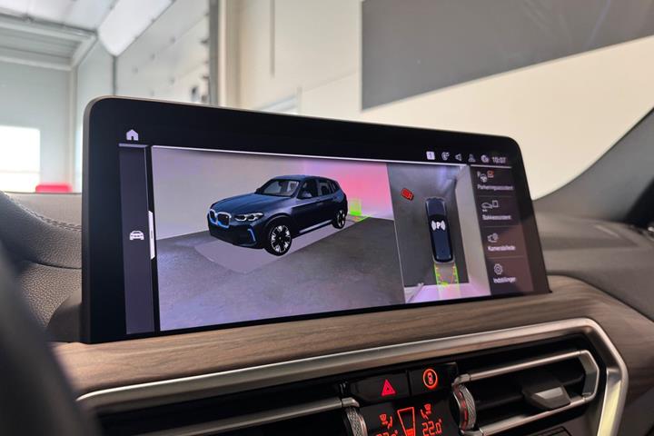 Blå BMW iX3 fra 2023