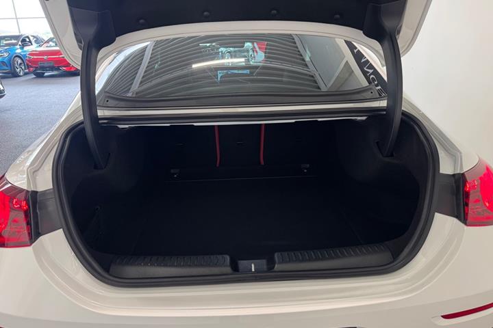 Hvid Mercedes CLA250+ fra 2026