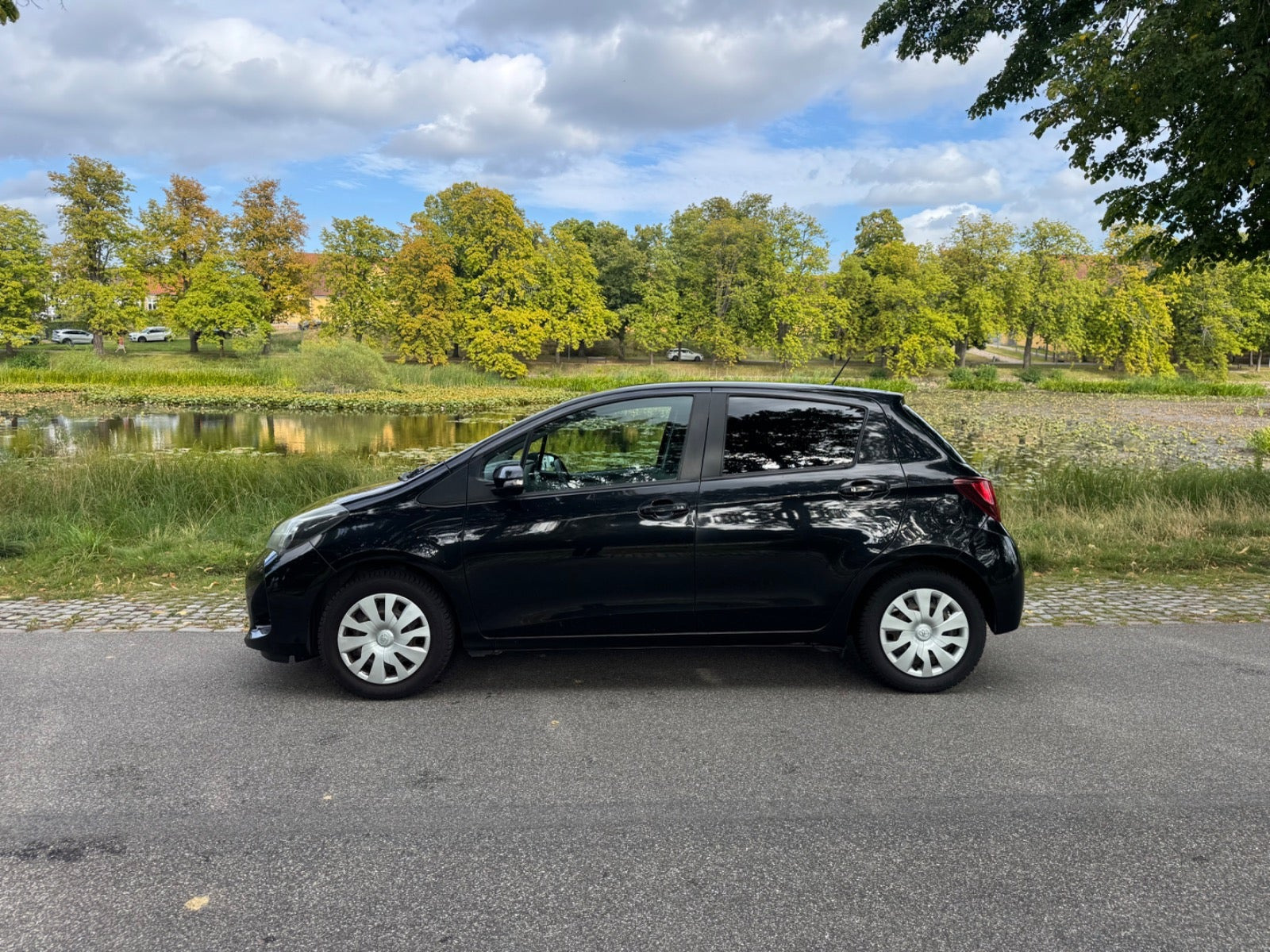 Sort Toyota Yaris fra 2015
