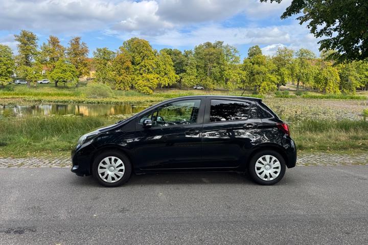 Sort Toyota Yaris fra 2015