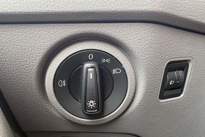 Hvid VW Crafter 35 fra 2023