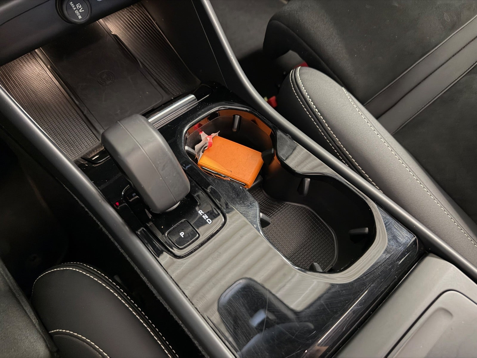 Sort Volvo C40 fra 2023