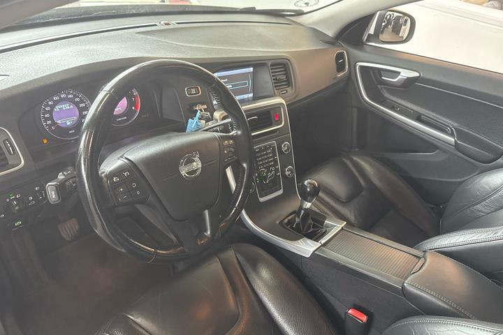 Hvid Volvo S60 fra 2010