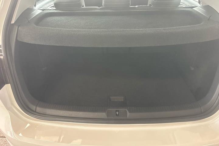 Hvid VW Golf VII fra 2015