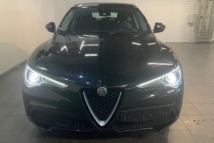 Sort Alfa Romeo Stelvio fra 2018