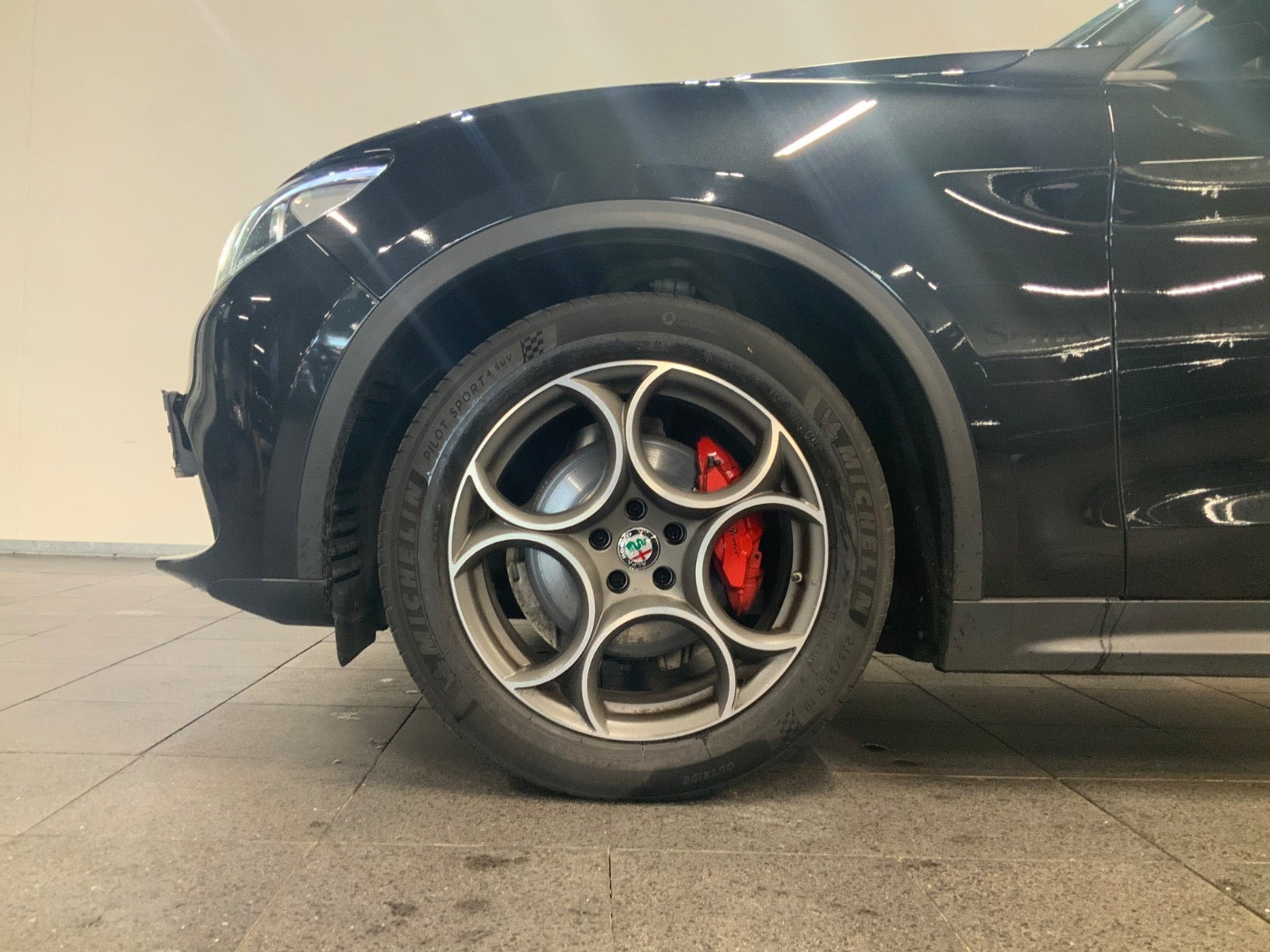 Sort Alfa Romeo Stelvio fra 2018