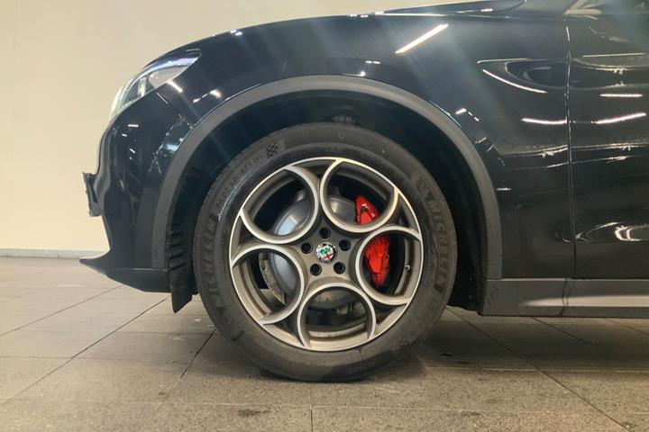 Sort Alfa Romeo Stelvio fra 2018