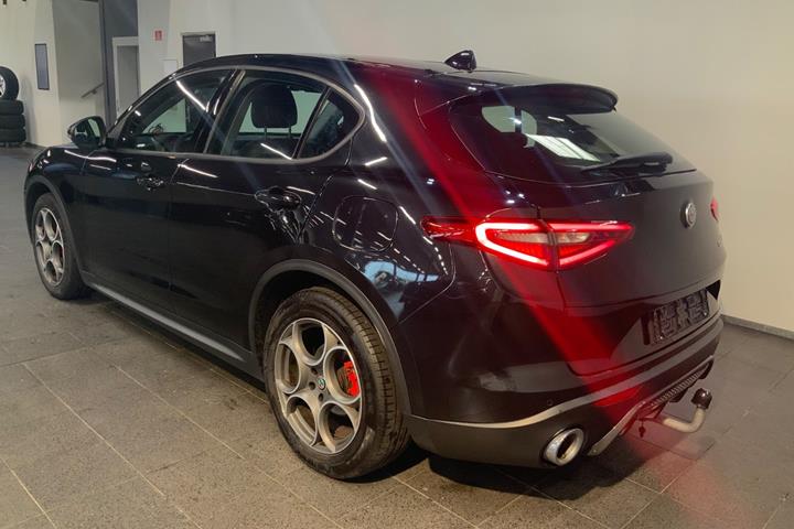 Sort Alfa Romeo Stelvio fra 2018