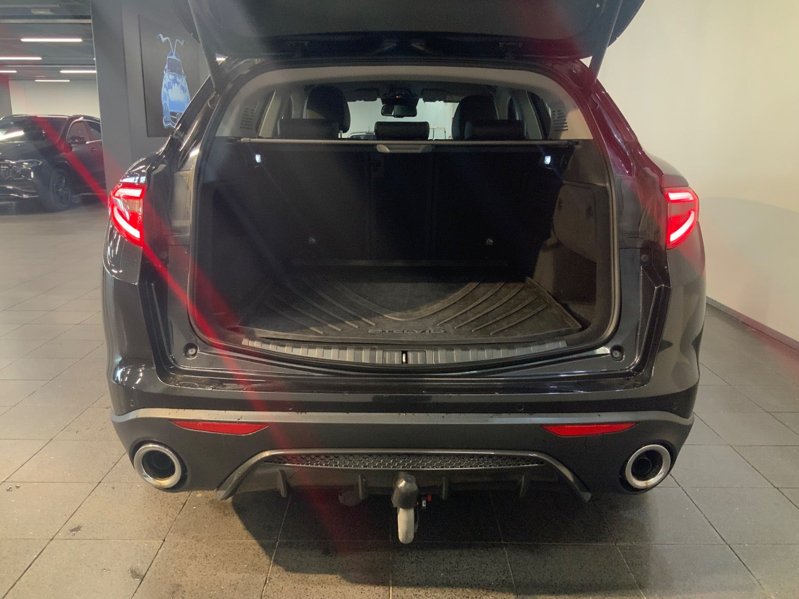 Sort Alfa Romeo Stelvio fra 2018