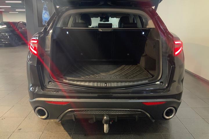 Sort Alfa Romeo Stelvio fra 2018
