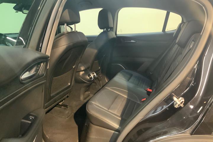 Sort Alfa Romeo Stelvio fra 2018