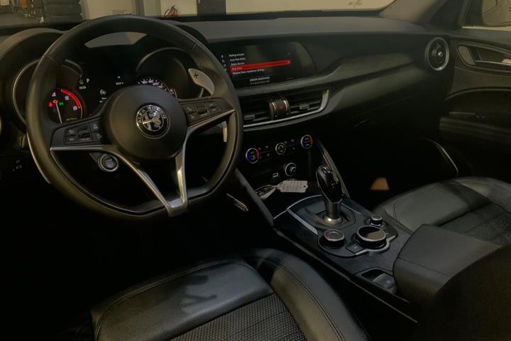 Sort Alfa Romeo Stelvio fra 2018