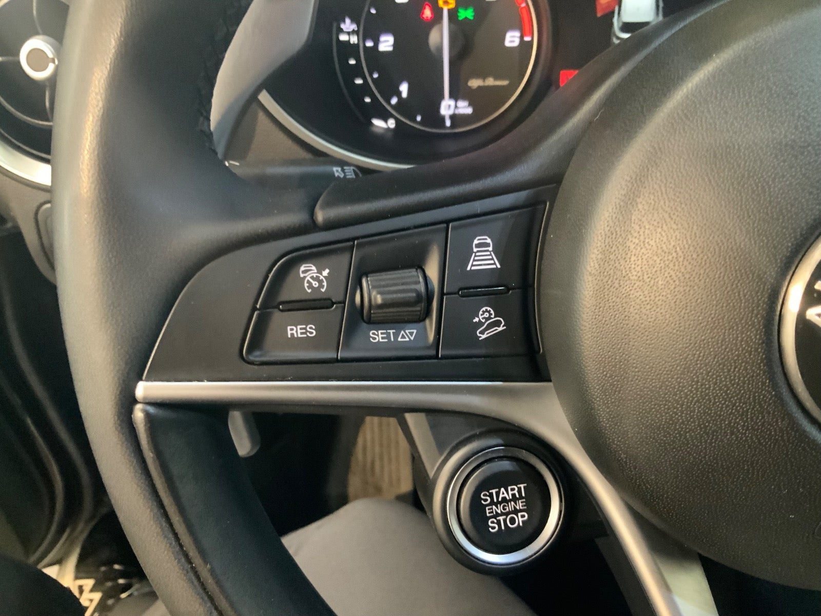 Sort Alfa Romeo Stelvio fra 2018