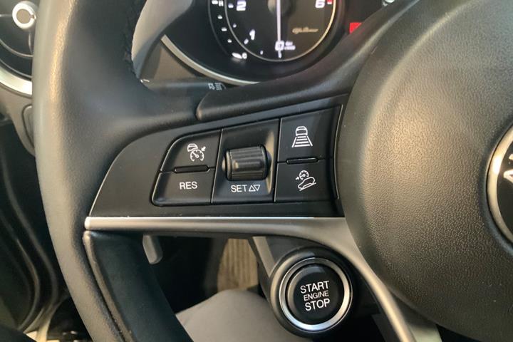 Sort Alfa Romeo Stelvio fra 2018
