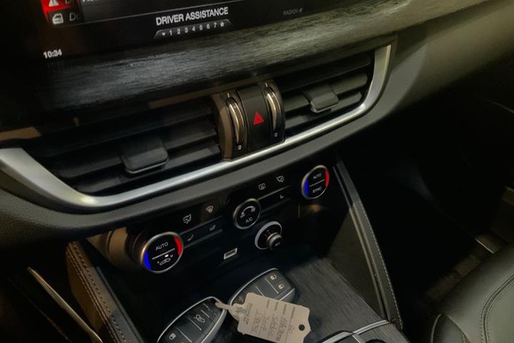 Sort Alfa Romeo Stelvio fra 2018