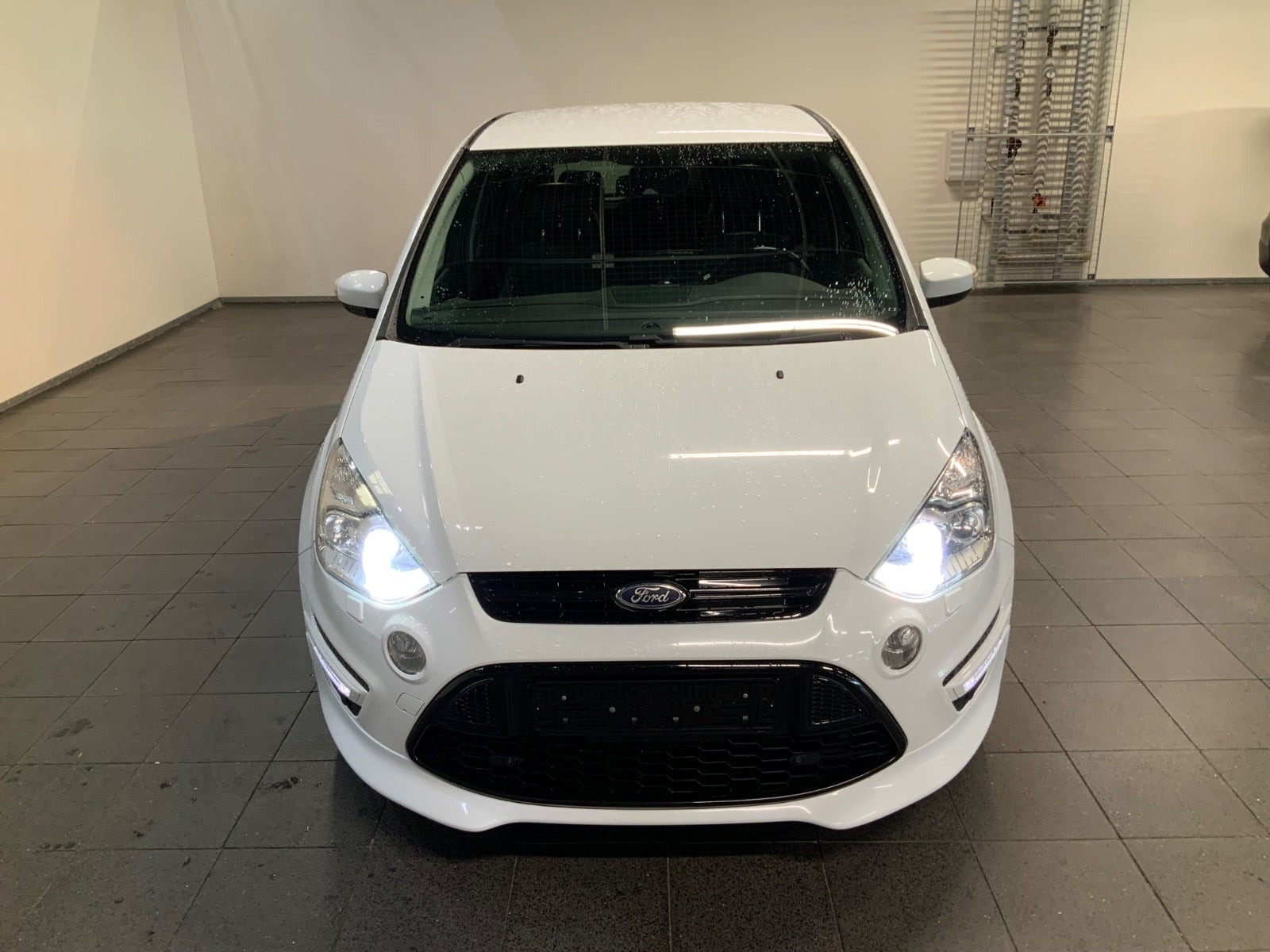 Hvid Ford S-MAX fra 2014