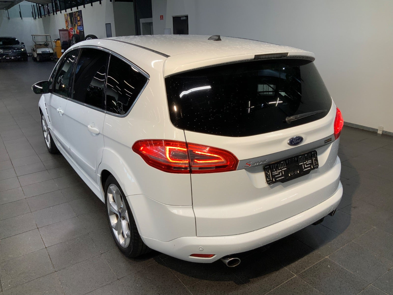 Hvid Ford S-MAX fra 2014