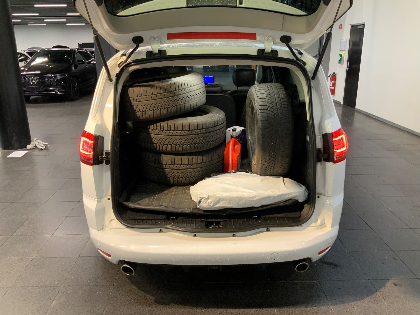 Hvid Ford S-MAX fra 2014