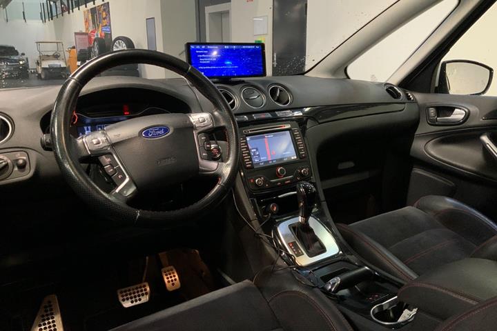 Hvid Ford S-MAX fra 2014