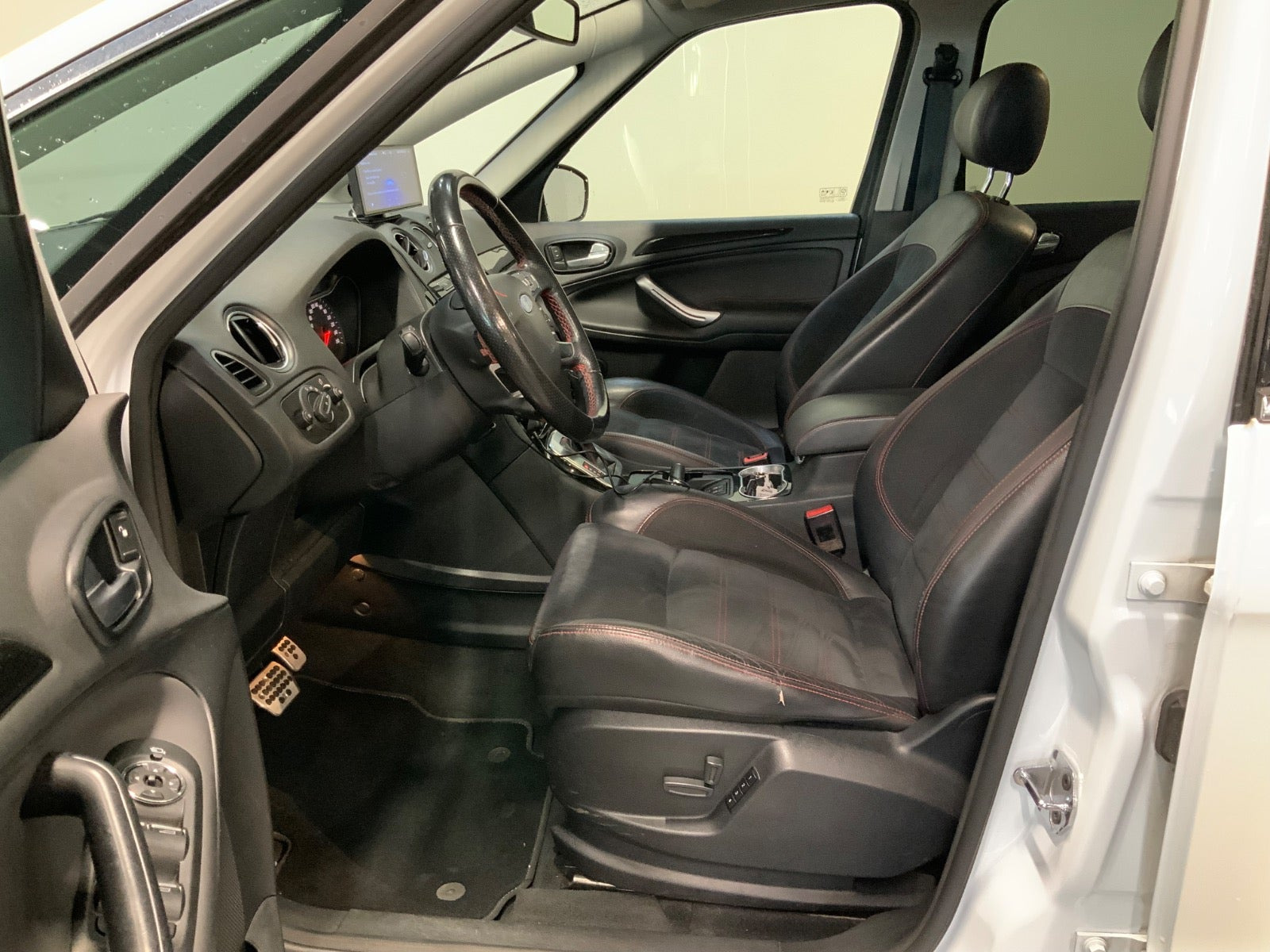 Hvid Ford S-MAX fra 2014