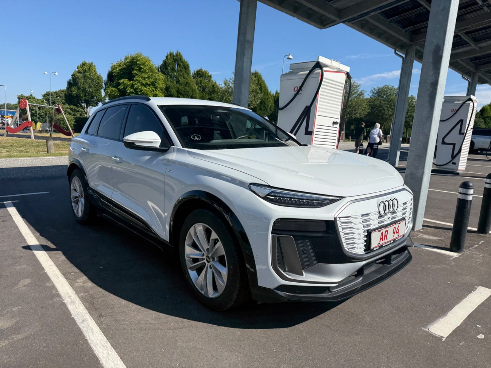 Hvid Audi Q6 e-tron fra 2025