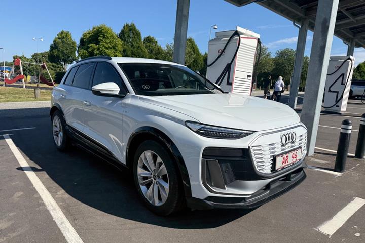 Hvid Audi Q6 e-tron fra 2025