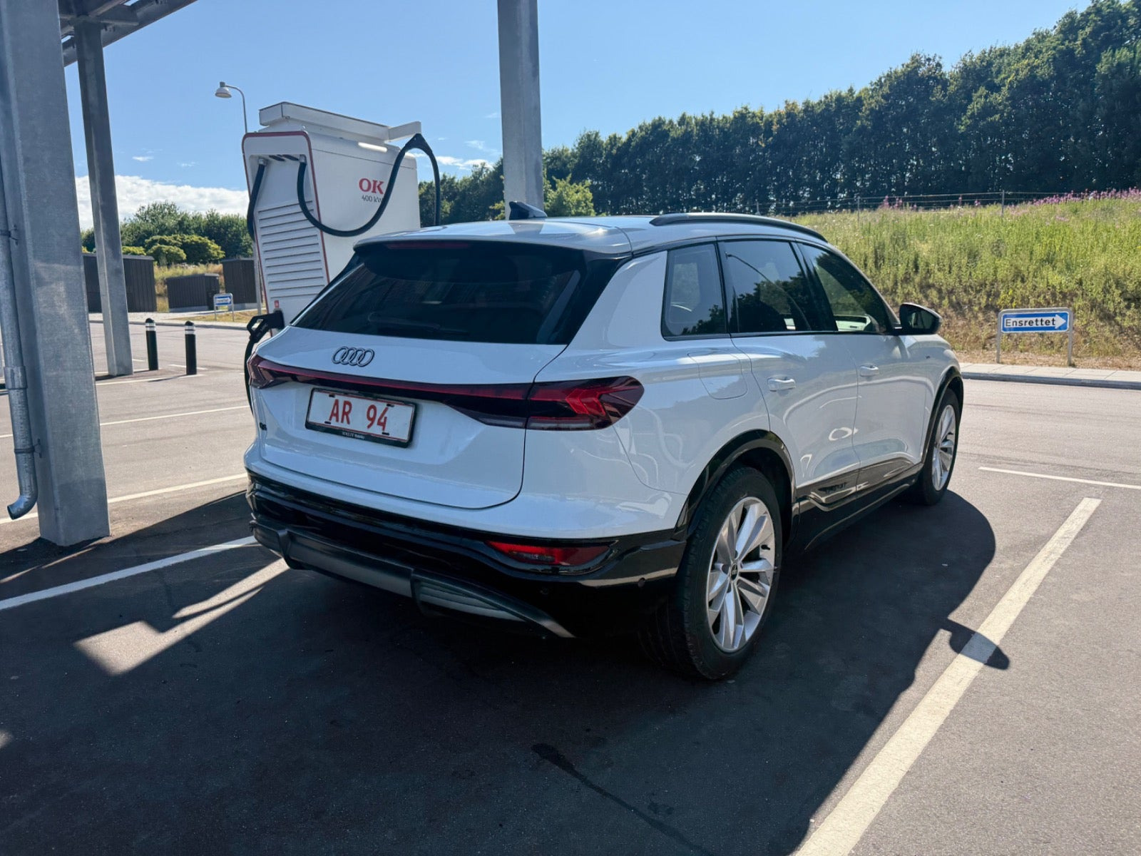 Hvid Audi Q6 e-tron fra 2025
