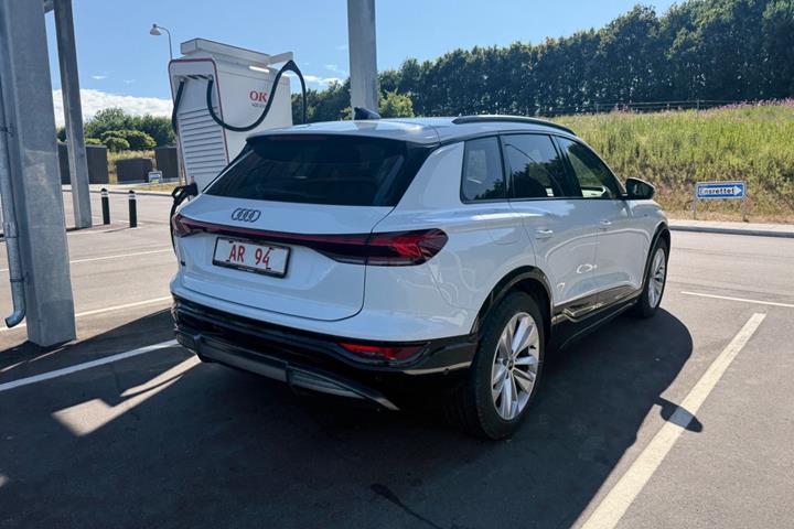 Hvid Audi Q6 e-tron fra 2025