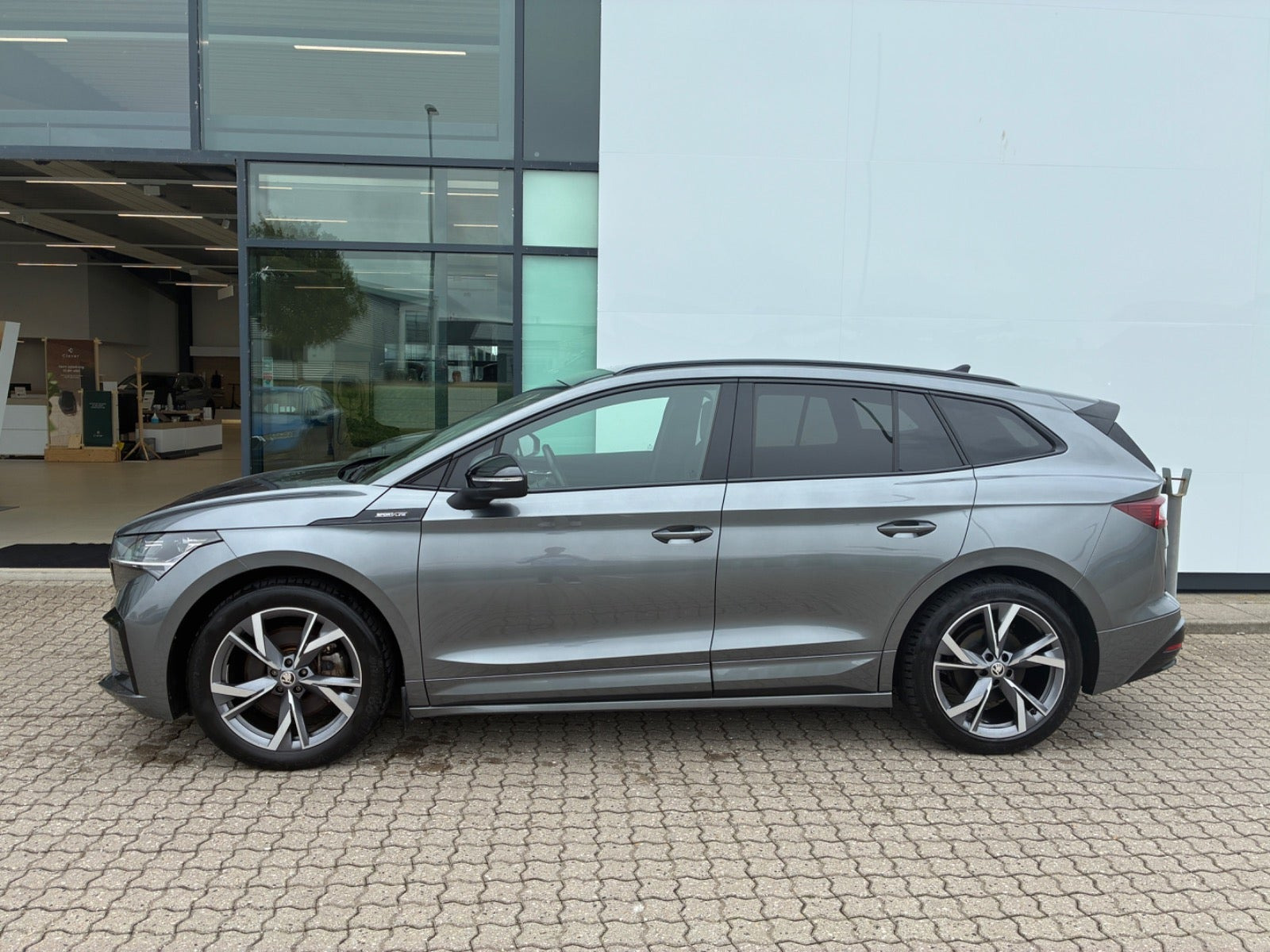 Grå Skoda Enyaq fra 2023