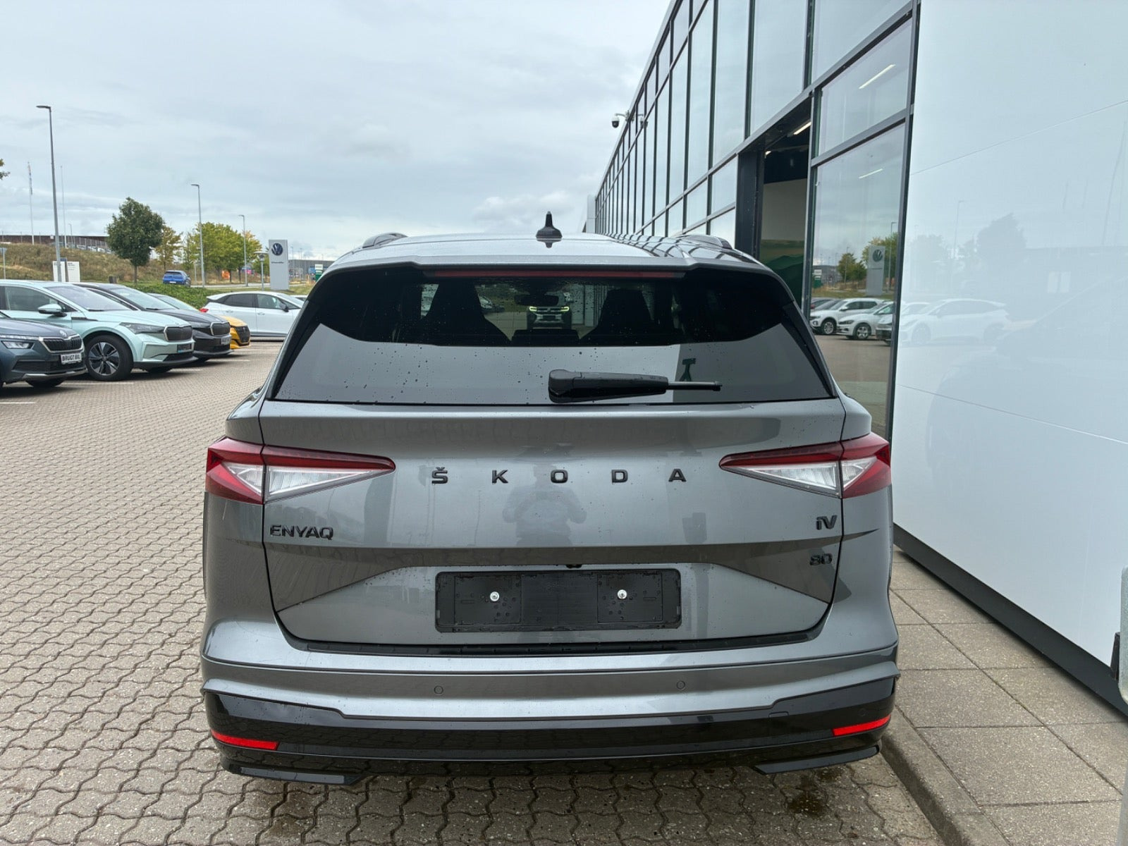 Grå Skoda Enyaq fra 2023