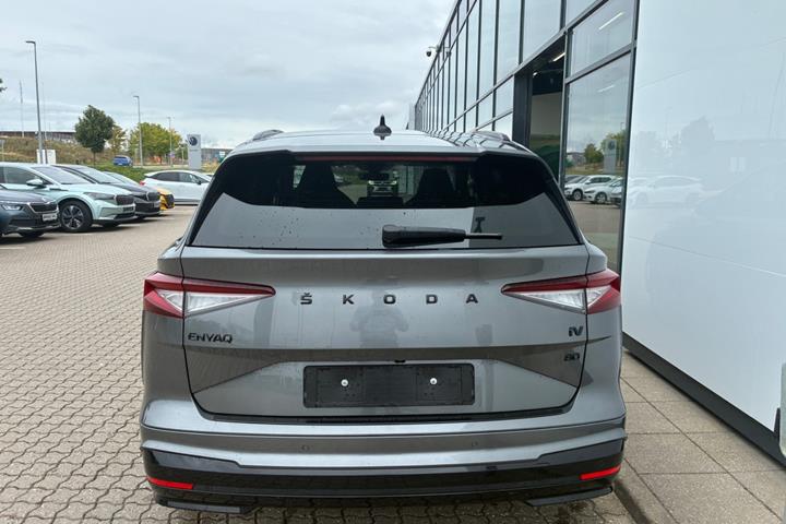 Grå Skoda Enyaq fra 2023