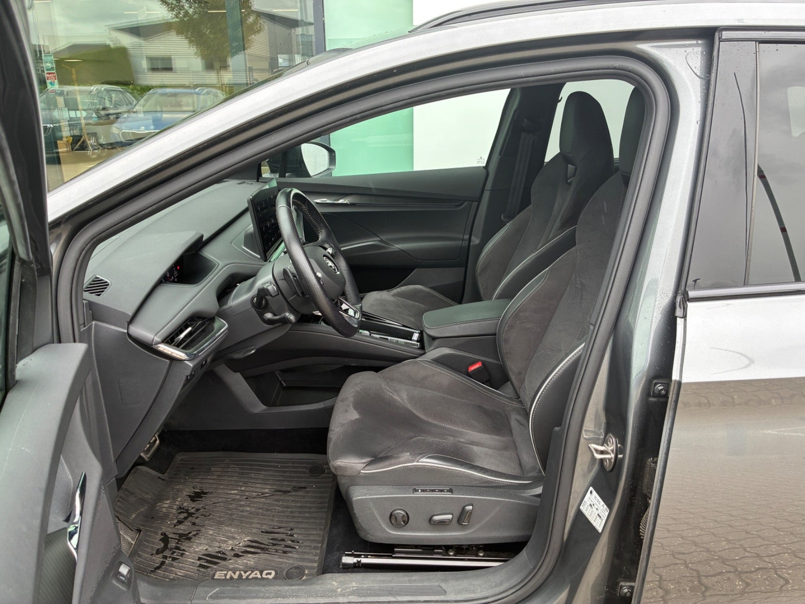 Grå Skoda Enyaq fra 2023