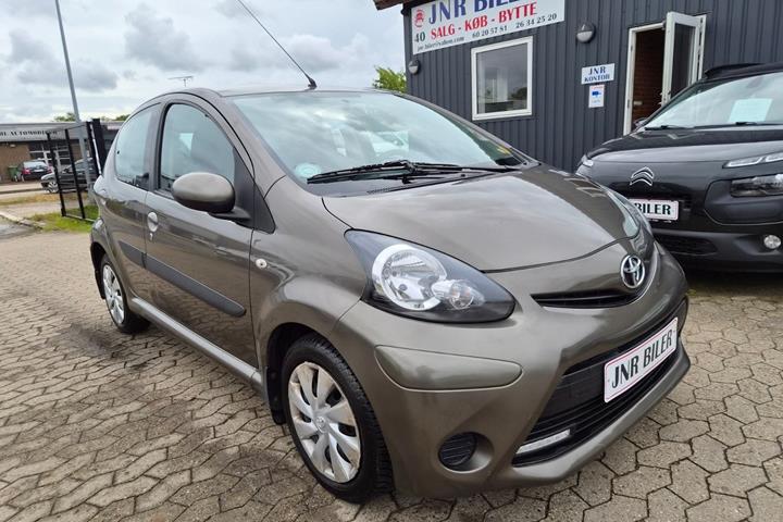 Brun Toyota Aygo fra 2012