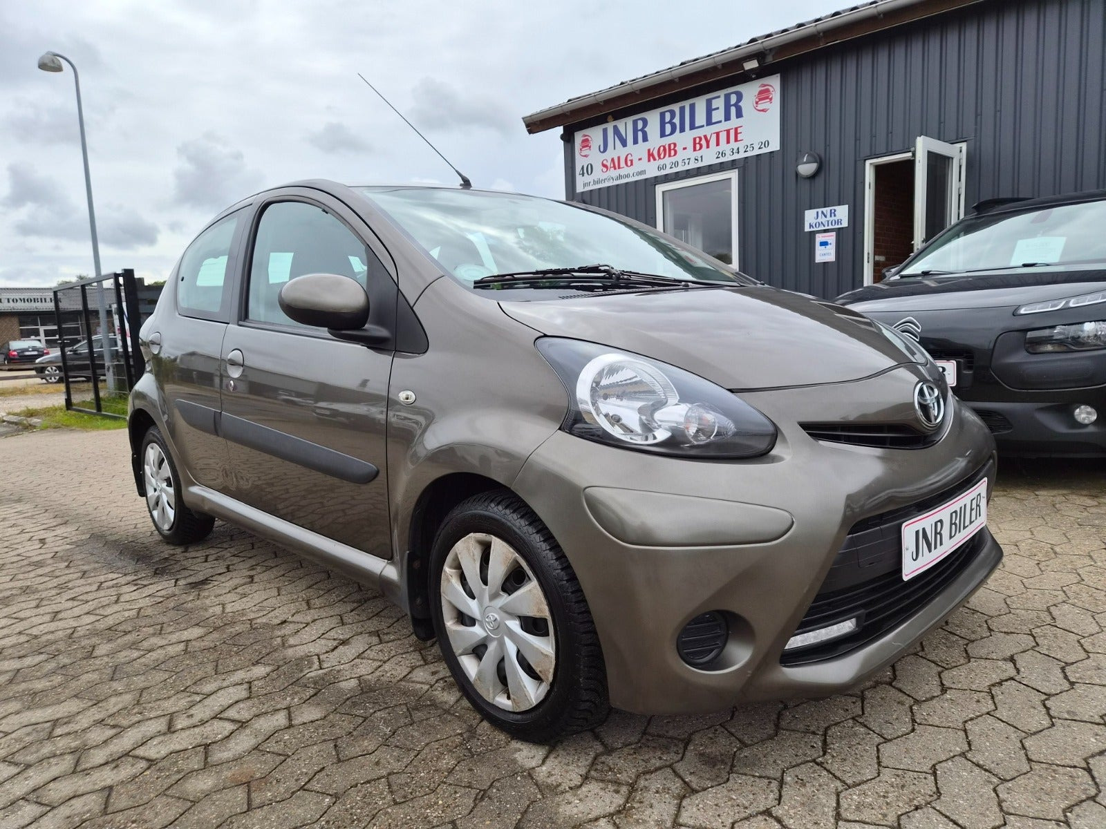 Brun Toyota Aygo fra 2012