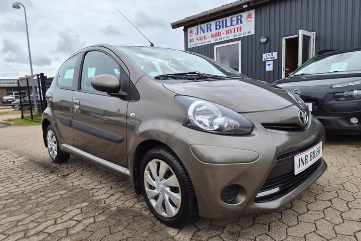Brun Toyota Aygo fra 2012