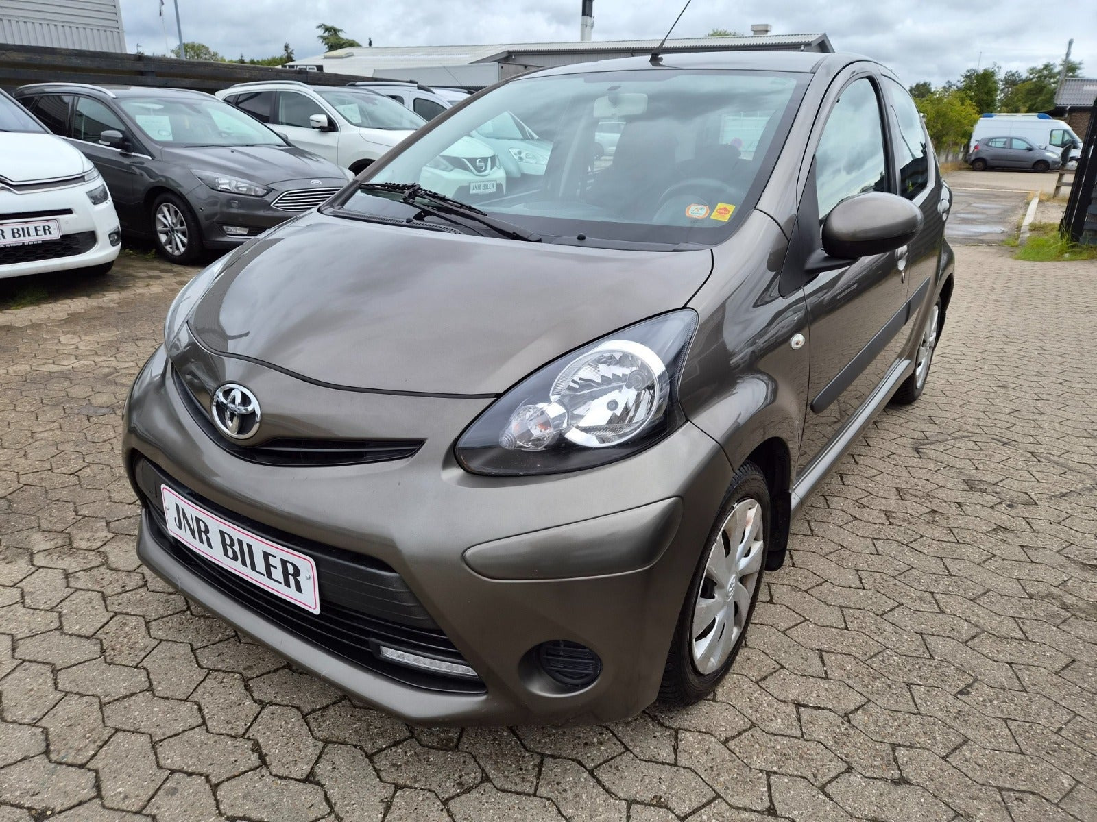 Brun Toyota Aygo fra 2012
