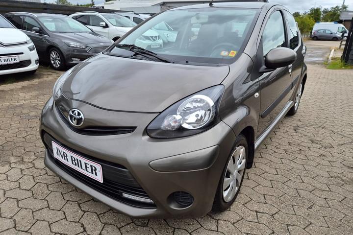 Brun Toyota Aygo fra 2012