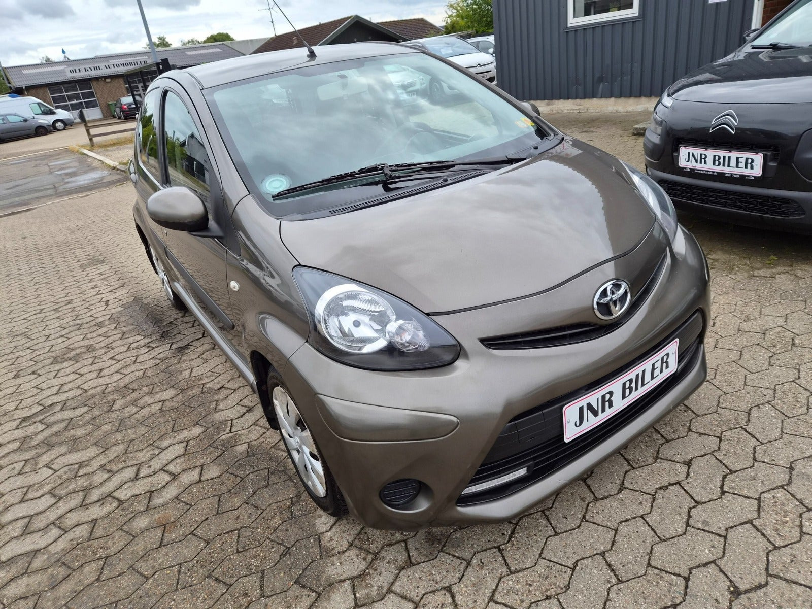 Brun Toyota Aygo fra 2012