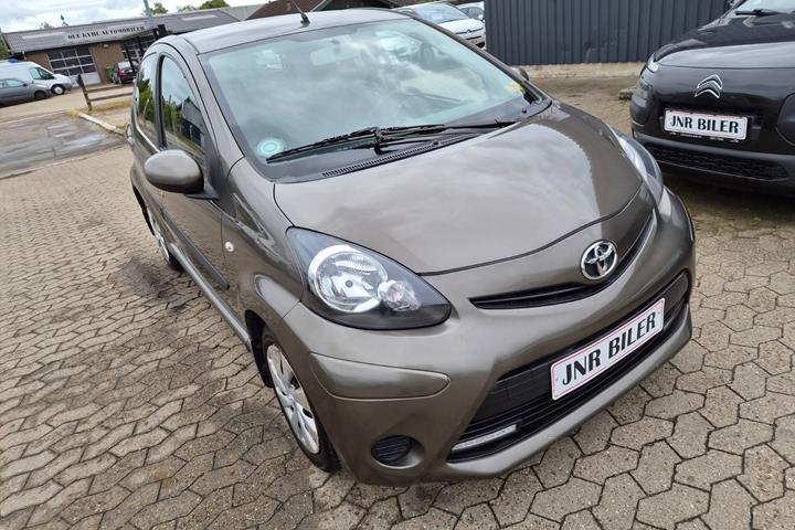 Brun Toyota Aygo fra 2012