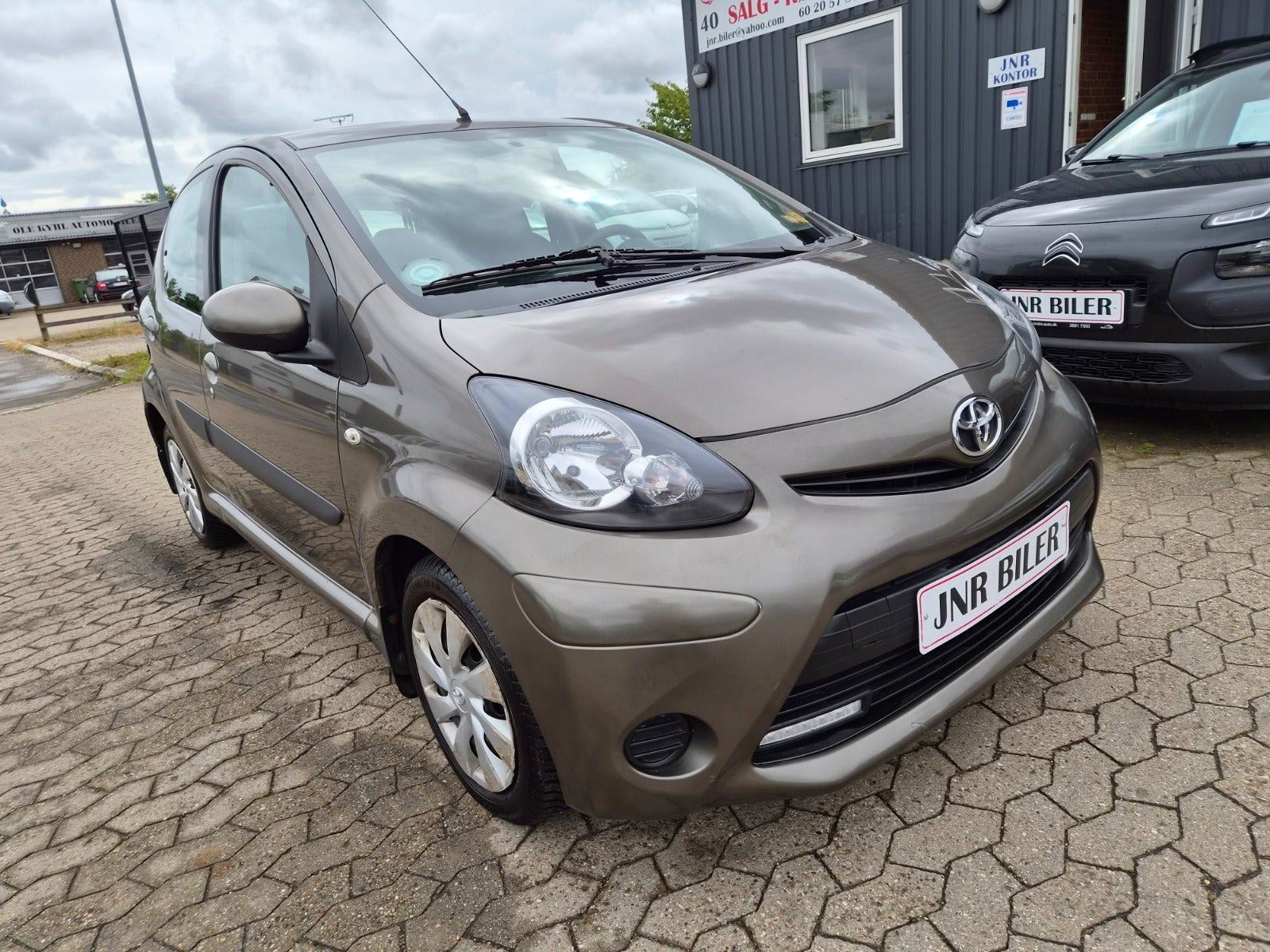 Brun Toyota Aygo fra 2012