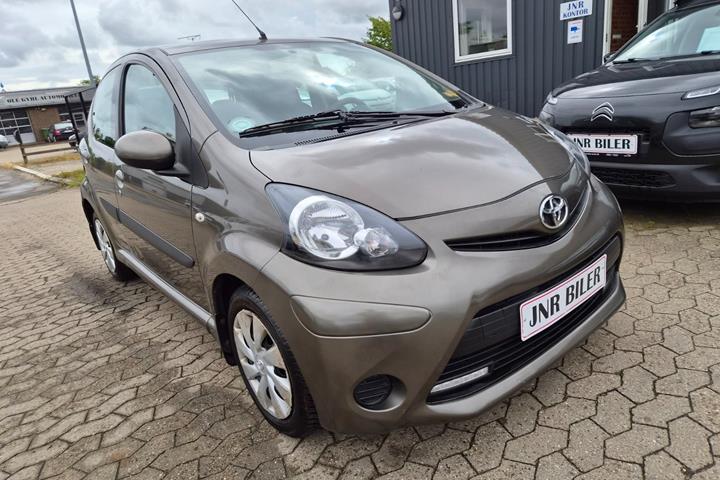 Brun Toyota Aygo fra 2012